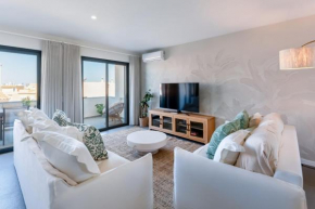 Modern 2 BDR Flat With Jacuzzi & Pool by LovelyStay